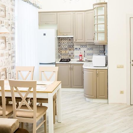 Leogrand Vip Apartments On Udatnogo 4 Lviv Exterior foto